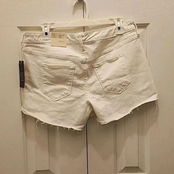 Universal Thread White Denim Mid Rise Shorts - 4" inseam- NWT- Size 10 - raw hem - Picture 2 of 3